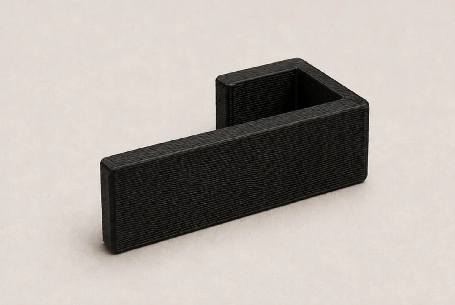 Suporte de parede para bonés isolado