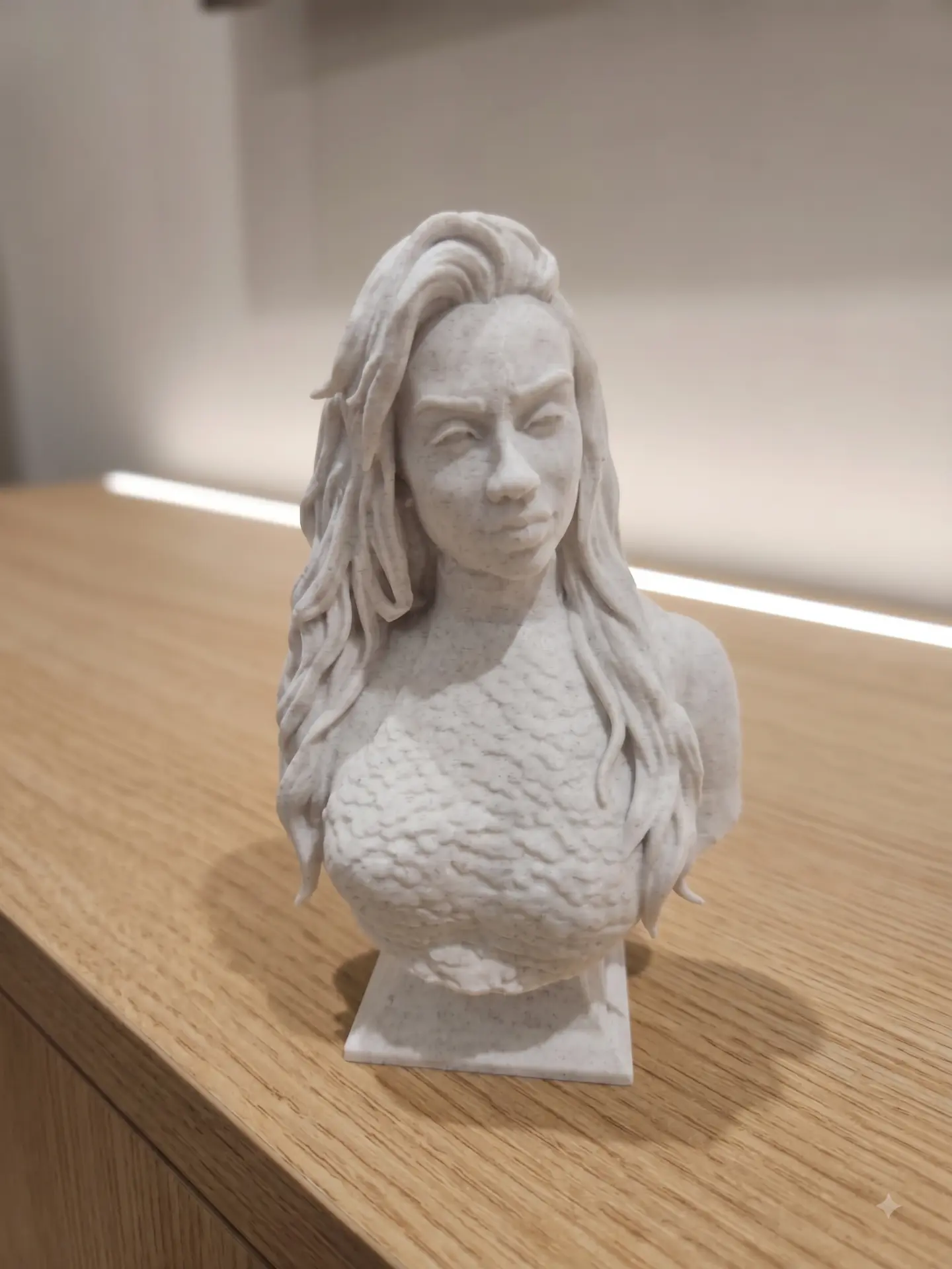 Busto escultórico branco de uma mulher